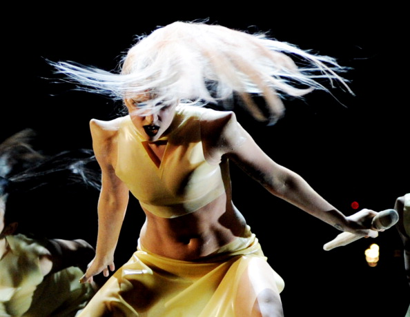 Grammy-2011. Церемония вручения наград. Леди Гага появилась на сцене в яйце. Фоторепортаж. Фото: John Shearer/Kevin Winter/MARK RALSTON/ROBYN BECK/AFP/Getty Images