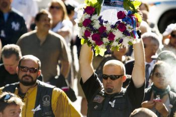 11сентября в парке Zuccotti рядом с Ground Zero (местом, на котором находились башни- близнецы Всемирного торгового центра) в девятый раз собравшиеся почтили память погибших. Фото: Генри ЛЭМ/Великая Эпоха /The Epoch Times