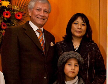 Генри Хевиер Аркос Муноз, генеральный консул Колумбии, его жена Сильвия Каллиргос и их дочь Силша Аркос в Jahrhunderthalle. Фото с сайта  theepochtimes.com 