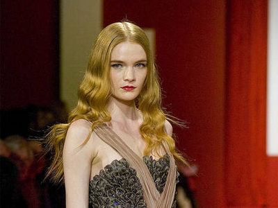 Длинные гладкие или волнистые прически.  Фото: Steven HENRY /Getty Images