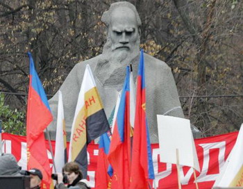 Памятник русскому писателю Льву Толстому в центре Москвы. У себя на родине Толстой по-прежнему является противоречивой фигурой. Фото с сайта theepochtimes.com