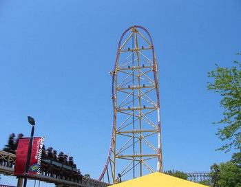Top Thrill Dragster («Головокружительный дрегстер») - американские горки высотой 400 футов (122 м), позволяют развить скорость до120 миль/час ( 190 км/ч), в Сидар-Пойнт в Сандаски, штат Огайо. Фото: theepochtimes.com