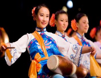 Танцовщица с барабаном в представлении Shen Yun. Когда китайская коммунистическая партия пришла к власти, для того чтобы создать «культуру» основанную на коммунизме и атеизме, она всеми силами пыталась, и по сей день пытается, разрушить традиционную китайскую культуру, ее ценности и верования. Компания Shen Yun Performing Arts (Божественное искусство на китайском языке) была создана, чтобы восстановить утраченные традиции и начать возрождение 5 000-летней китайской культуры. Фото представлена компанией  Shen Yun Performing Arts.