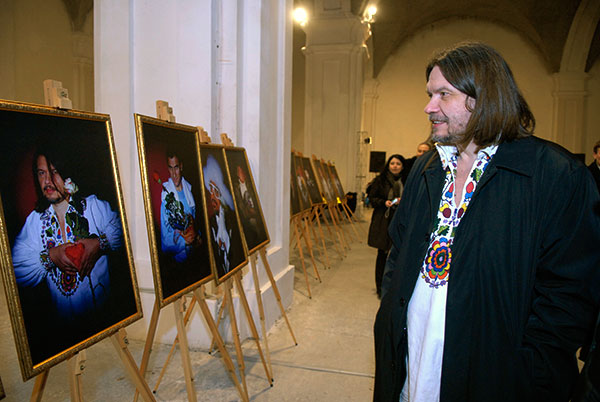 Александр Бригинец на открытии фотовыставки «100 признаний в любви» в Киеве 5 марта 2010 года. Фото: Владимир Бородин/The Epoch Times