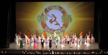 Труппа Шеньюнь на сцене. Фото: Shen Yun Performing Arts /The Epoch Times