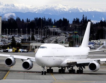 Самый большой самолет Boeing Delivers -747-8. Фото: Stephen Brashear/Getty Images