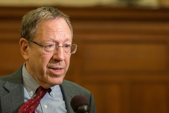 Член парламента от либеральной партии Ирвин Котлер сказал, что количество доказательств, которые свидетельствуют о незаконном извлечении органов в Китае, требует от китайского режима доказать обратное. Фото: Matthew Little/The Epoch Times