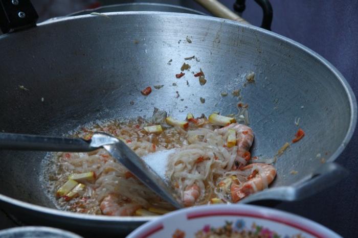 Добавьте пасту из тамаринда, рыбный соус и сахар. Обжаривайте, помешивая, смесь до однородного состояния. Влейте яйцо. Фото: Jan Jekielek/Epoch Times