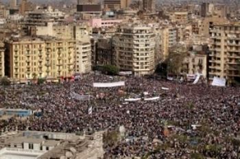 4 февраля 2011 года площадь Тахрир переполнена шумом возобновленных протестов, призывающих Мубарака  немедленно покинуть свой пост. Фото Петера Макдиармид /Getty Images
