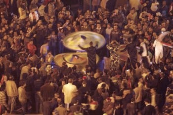 Египтяне празднуют в Каире на площади Тахрир, эпицентре народного восстания, в результате которого 12 февраля 2011 года был отстранен от власти прежний правитель Хосни Мубарак. Фото Мухаммеда Абида /AFP /Getty Images