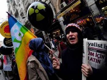 Активисты образуют цепь на митинге протеста против запланированного строительства  АЭС в Турции. Фото: Mustafa Ozer / AFP / Getty Images