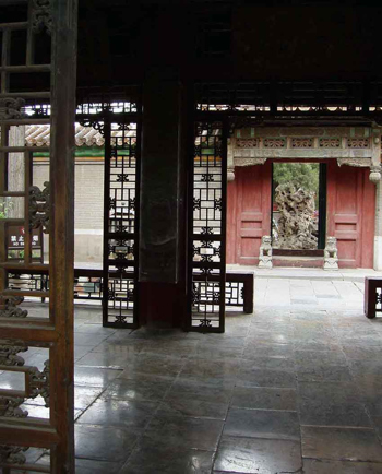 Золотые плитки дворца Гугун, выход в сад. Фото: zhengongfu.org