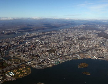 Вид с высоты на Бронкс и мост Джорджа Вашингтона, 9 ноября 2010 г. Фото: Брус Бенет/ Getty Images