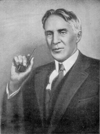 Роберт Уильямс Вуд (1868-1955)  американский физик-экспериментатор. Он считается  пионером в области инфракрасных и ультрафиолетовых фотографий и его оценивали в свое время в профессиональном мире как возможного кандидата на Нобелевскую премию. Фото с сайта epochtimes.de