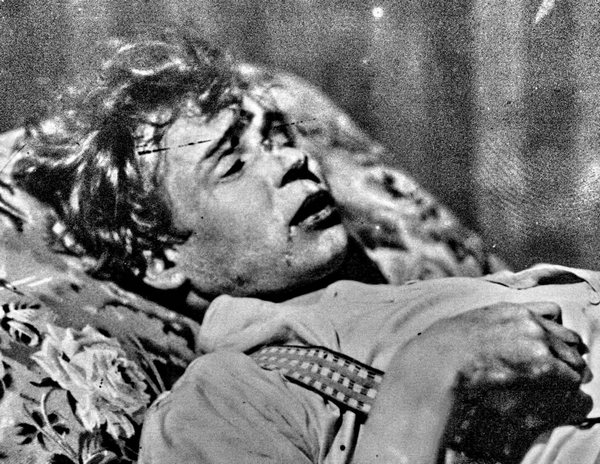 Сергей Есенин на кушетке, в гостинице, тело приведено в порядок и лицо заретушировано. Фото с сайта esenin.ru