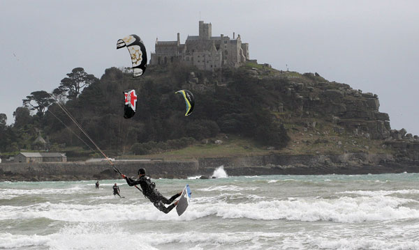 Любители кайтинга в заливе Маунтс Бэу (Mounts Bay) у города Пензас в Корнуолле (Англия). Фото: Matt Cardy/Getty Images