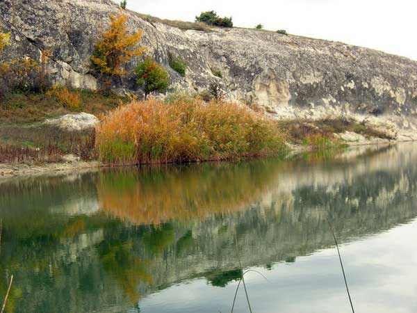 Золотая осень на берегах озера Крепкое близ Холмовки в Крыму. Фото: Алла Лавриненко/Великая Эпоха