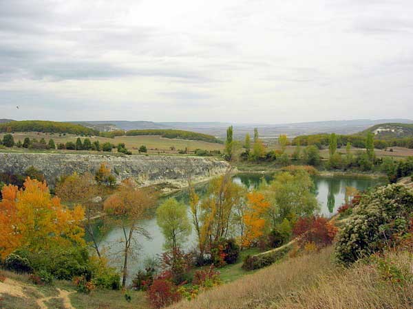 Золотая осень на берегах озера Крепкое близ Холмовки в Крыму. Фото: Алла Лавриненко/Великая Эпоха