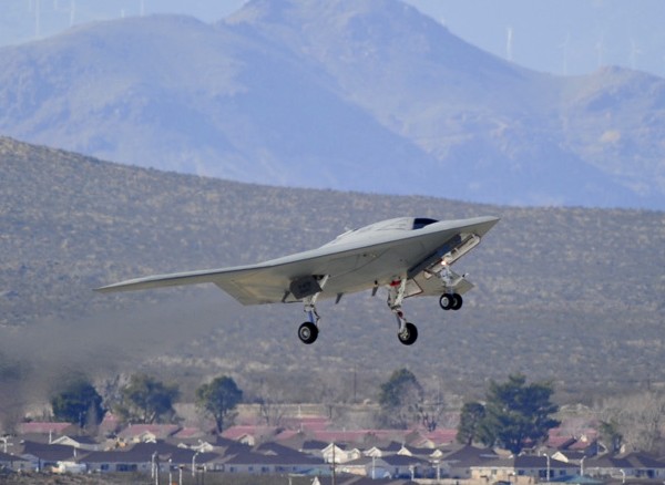 ВМС США в 4 февраля испытали робота-бомбардировщика X-47B. Фото: news.163.com