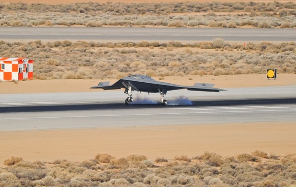 ВМС США в 4 февраля испытали робота-бомбардировщика X-47B. Фото с lenta.ru
