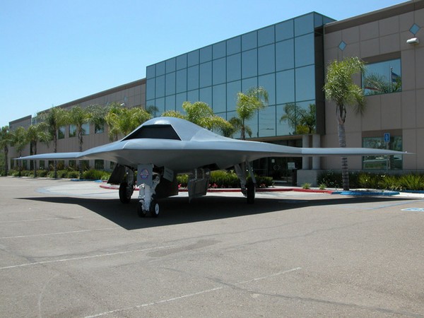 ВМС США в 4 февраля испытали робота-бомбардировщика X-47B. Фото с lenta.ru
