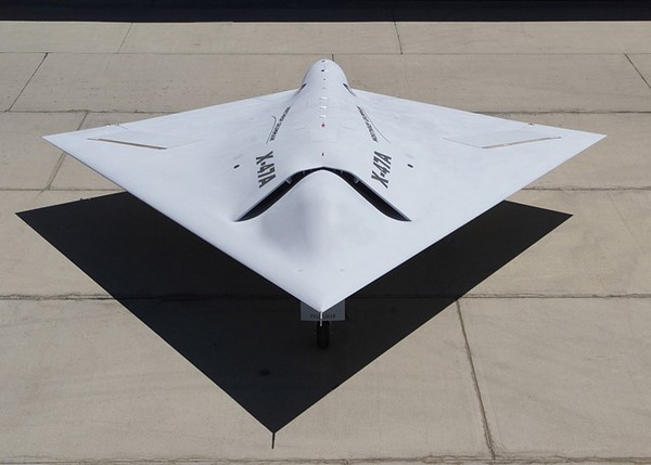 ВМС США в 4 февраля испытали робота-бомбардировщика X-47B. Фото с lenta.ru