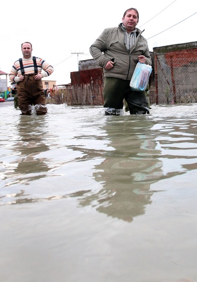 На Балканах бушует водная стихия. Албания, Шкодер. Фото: GENT SHKULLAKU/AFP/Getty Images