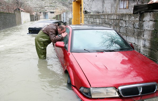 На Балканах бушует водная стихия. Албания, Шкодер. Фото: GENT SHKULLAKU/AFP/Getty Images