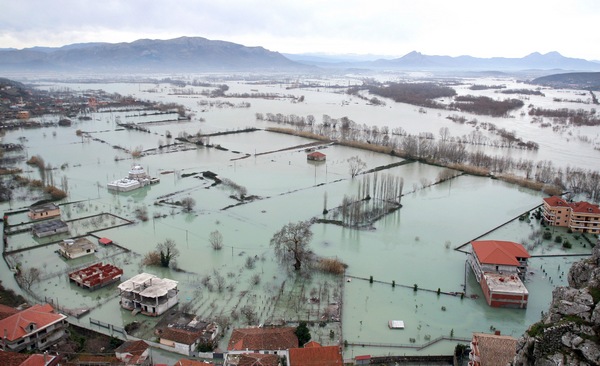 На Балканах бушует водная стихия. Албания, Шкодер. Фото: GENT SHKULLAKU/AFP/Getty Images
