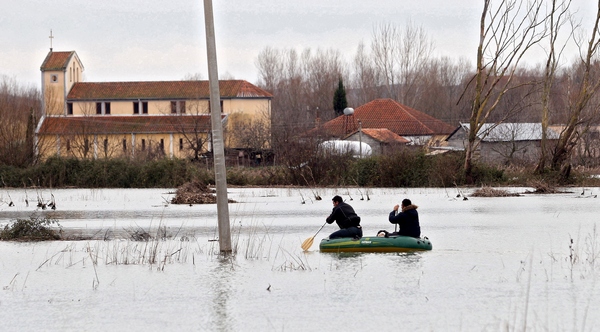 На Балканах бушует водная стихия. Албания, Шкодер. Фото: GENT SHKULLAKU/AFP/Getty Images