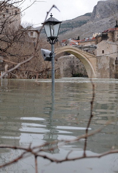 На Балканах бушует водная стихия. Мостар, Босния и Герцеговина. Фото: ELVIS BARUKCIC/AFP/Getty Images
