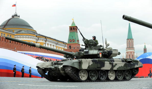 Генеральная репетиция Парада Победы прошла в Москве. Фоторепортаж. Фото: ALEXANDER NEMENOV/AFP/Getty Images