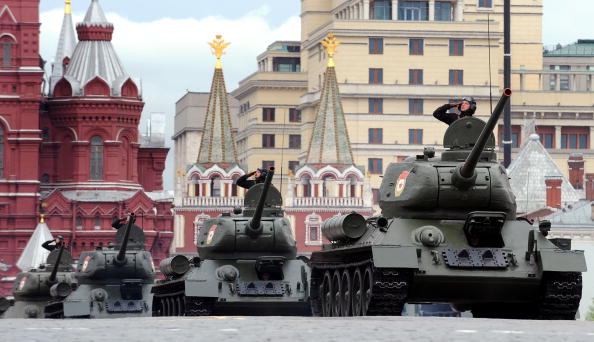 Генеральная репетиция Парада Победы прошла в Москве. Фоторепортаж. Фото: ALEXANDER NEMENOV/AFP/Getty Images
