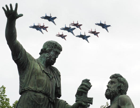 Генеральная репетиция Парада Победы прошла в Москве. Фоторепортаж. Фото: ALEXANDER NEMENOV/AFP/Getty Images