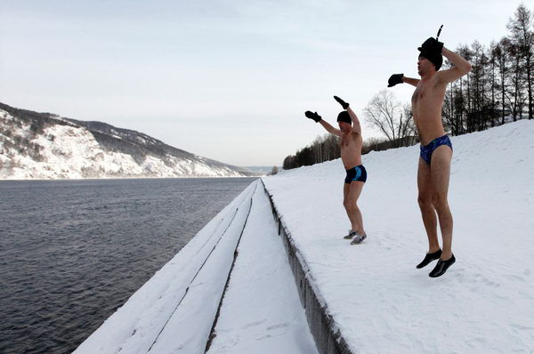 Зимой не до скуки. Члены клуба моржей разогреваются на берегу перед погружением в ледяные воды реки Енисей на морозе -13 градусов в Дивногорске 28 января. Фото: sportpicture.ru