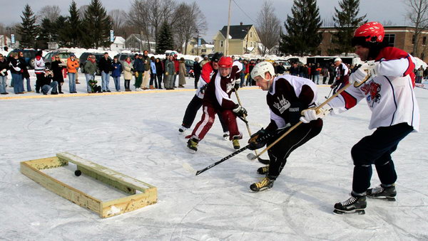 Зимой не до скуки. Игроки клуба хоккейного клуба «White Park Hockey Club» забивают гол в «ворота» команды «Cheers Chiefs» на Чемпионате по хоккею «Black Ice Pond» в Конкорде, штат Нью-Хэмпшир, 30 января. Фото: AP Photo/Jim Cole