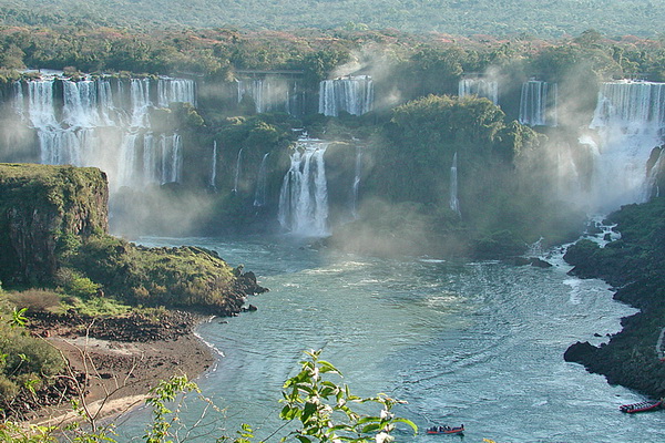 Прогулка на лодке у водопада Игуасу. Фото с сайта: lookandtravel.ru
