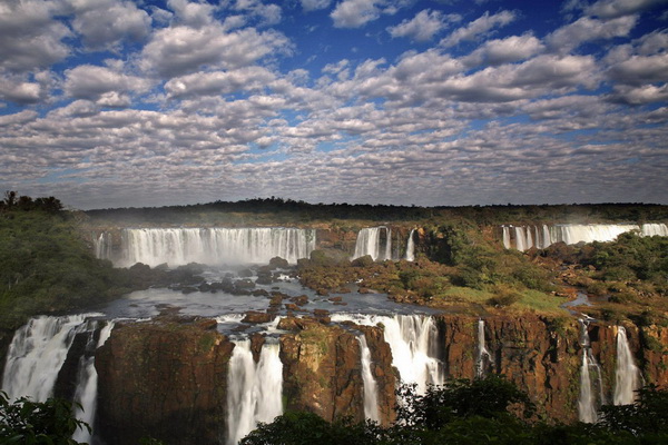 Водопад Игуасу. Фото с сайта: lookandtravel.ru