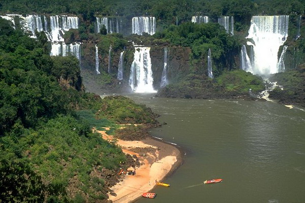 Прогулка на лодке у водопада Игуасу. Фото с сайта: lookandtravel.ru