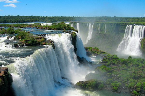Водопад Игуасу. Фото с сайта: lookandtravel.ru