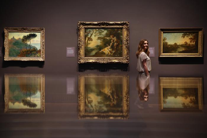 (л-п) Картина Уильяма Тёрнера «Восход солнца в тумане» 1809 года , Николя Ланкре «Влюбленные в Пейзаж» 1736 года и Ричард Уилсон «Долина реки Ди» 1759 года на выставке «Рождение коллекции» в Национальной галерее Лондона 21 мая 2013 года. Фото: Dan Kitwood/Getty Images for Barber Institute of Fine Arts