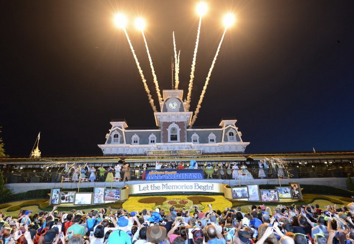 Тематический парк Magic Kingdom (Волшебное королевство) открылся 24 мая 2013 г. в Лейк-Буэна-Висте, Флорида, ослепительным фейерверком. Фото: Todd Anderson/Disney Parks via Getty Images