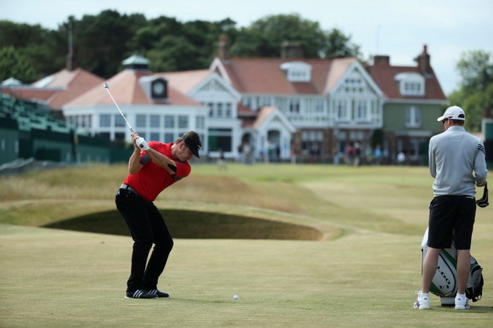 Сэр Ник Фалдо из Англии играет в гольф на 142-ом Открытом Чемпионате в Muirfield 15 июля 2013 г. в Gullane, Шотландия. Фото: Andy Lyons/Getty Images