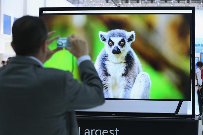 Телевизор Samsung с разрешением UltraHD 4000K на открывшейся 53-й международной выставке бытовой электроники IFA 2013 в Берлине 5 сентября 2013 года. Фото: Sean Gallup/Getty Images