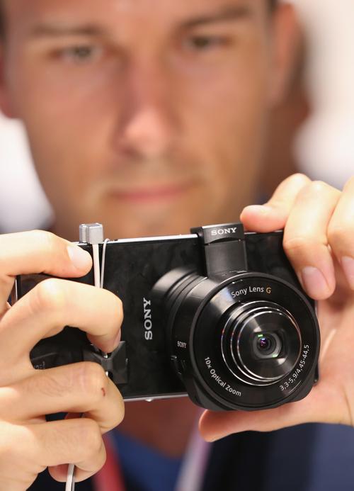 Компания Sony представила накладную камеру для смартфона на открывшейся 53-й международной выставке бытовой электроники IFA 2013 в Берлине 5 сентября 2013 года. Фото: Sean Gallup/Getty Images
