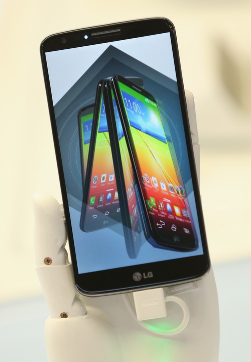 Компания LG среди новинок представила смартфон G2 на открывшейся 53-й международной выставке бытовой электроники IFA 2013 в Берлине 5 сентября 2013 года. Фото: Sean Gallup/Getty Images