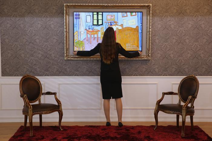 Телевизор LG GALLERY OLED нового поколения на открывшейся 53-й международной выставке бытовой электроники IFA 2013 в Берлине 5 сентября 2013 года. Фото: Sean Gallup/Getty Images