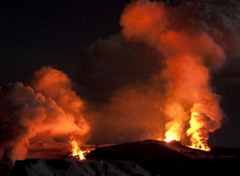 Вулканическое извержение в южной Исландии, 21 марта 2010. Фото: RAGNAR AXELSSON /AFP /Getty Images