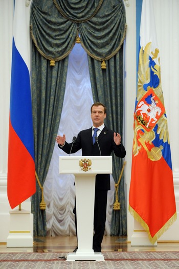 Президент России Д.А. Медведев 7 мая 2011 г. подписал указы о присвоении городам Старый Оскол, Колпино и Анапа почётного звания «Город воинской славы». Фото: NATALIA KOLESNIKOVA/AFP/Getty Images