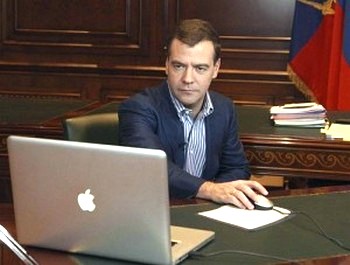 Президент Дмитрий Медведев поздравил россиян с праздником победы через Twitter. Фото: NATALIA KOLESNIKOVA/AFP/Getty Images